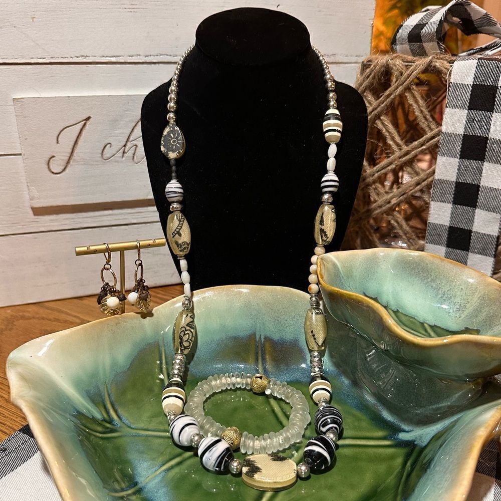 Gorgeous Glass Beaded Long Necklace Freshwater Pearl Earrings & Stone Bracelet